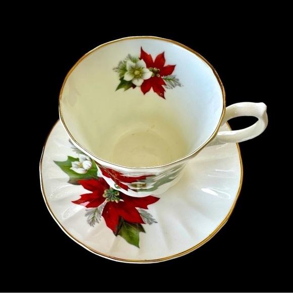 ROYAL VICTORIAN, FINE BONE CHINA, RED & WHITE POINSETTIA TEA CUP & SAUCER. - Picture 2 of 7